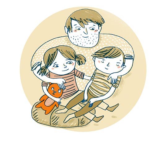 Ein Mädchen sitzt auf einem Kissen. Auf ihrem Schoß sitzt ihr Bruder mit Beeinträchtigung. Ihr Vater steht dahinter. Er umarmt beide Kinder. Das Mädchen hält in der einen Hand einen Teddybären. Ihre andere Hand hat sie um ihren Bruder gelegt.