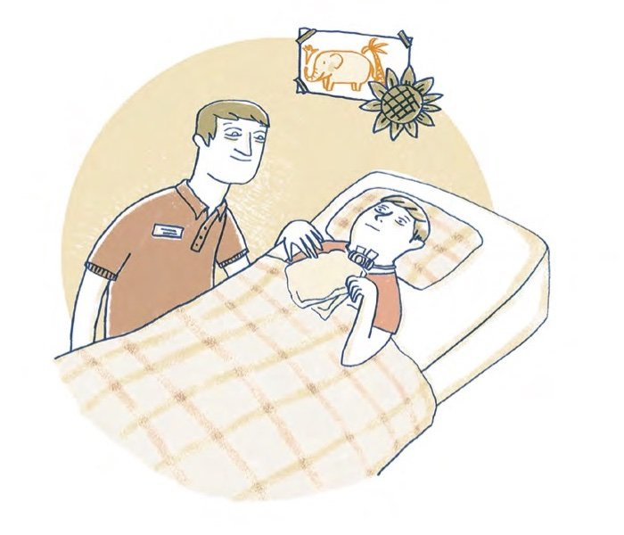 Ein Jugendlicher mit Trachealkanüle liegt im Bett. Neben dem Bett steht ein Pfleger, der seine Hand auf die Schulter des Jungen legt. Hinter dem Bett an der Wand hängen ein Bild von einem Elefanten und eine Sonnenblume.