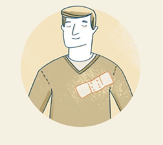 Das Bild zeigt den Oberkörper eines Mannes. Seine Augen sind geschlossen. Der Mund ist zu einem leichten Lächeln verzogen. Auf seinem Pulli, in Brusthöhe, befindet sich ein übergroßes Pflaster.