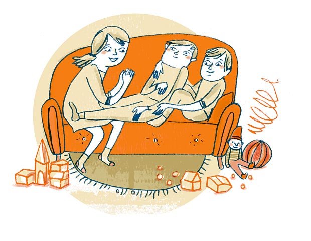 Eine Mutter sitzt mit ihrem Kind mit Hirnschädigung sowie einem Geschwisterkind auf dem Sofa. Links sitzt die Mutter, rechts das Geschwisterkind. Das Kind mit erworbener Hirnschädigung sitzt in der Mitte und lehnt sich dabei am Geschwisterkind an.