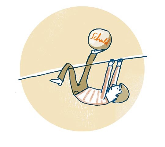 Es ist ein Seil gespannt. Daran hält sich ein Mann mit beiden Händen und einem Bein fest. Das andere Bein ist nach oben gestreckt. Mit diesem Bein balanciert der Mann einen Ball. Auf dem Ball steht das Wort "Schuld" geschrieben.