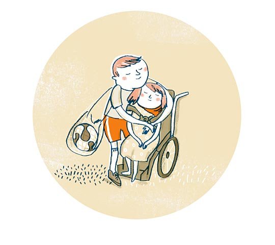 Ein Mädchen sitzt in einem Rollstuhl. Neben ihr steht ihr Bruder. Über seiner Schulter hängt eine Netztasche; ein Ball liegt drin. Er umarmt seine Schwester mit beiden Armen. Beide haben die Augen geschlossen.