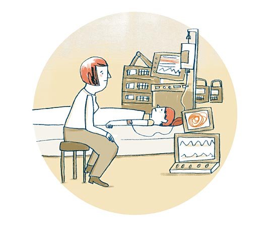 Ein Kind liegt in einem Krankenhausbett. Es ist umgeben von vielen Geräten und Monitoren. Die Mutter sitzt auf auf einem Hocker neben dem Bett und schaut auf ihr Kind.