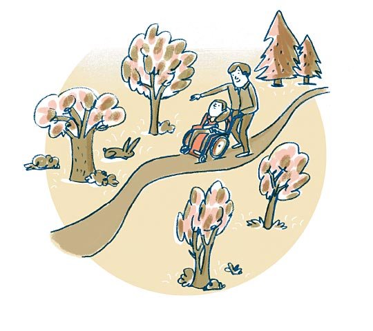 Ein Vater schiebt sein Kind im Rollstuhl über einen gewundenen Weg. Links und rechts des Weges sind mehrere Bäume zu sehen.