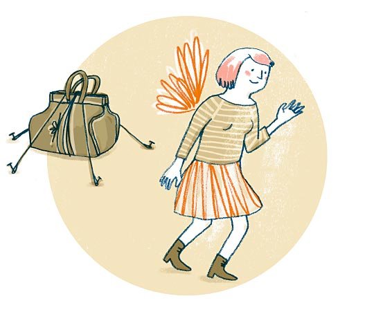 Links ist eine Tasche zu sehen. Eine Frau geht von der Tasche abgewandt davon.