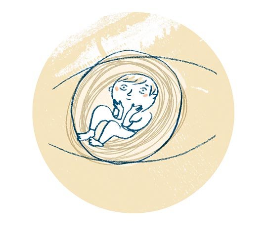 Ein kleines Kind liegt geborgen in einem kreisförmigen Nest.