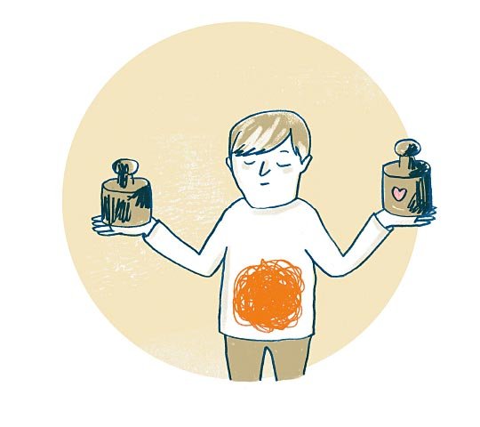 Ein Junge steht mit ausgebreiteten Armen und hält in jeder Hand ein Gewicht. Es scheint, als versuche er, die Gewichte auszubalancieren.