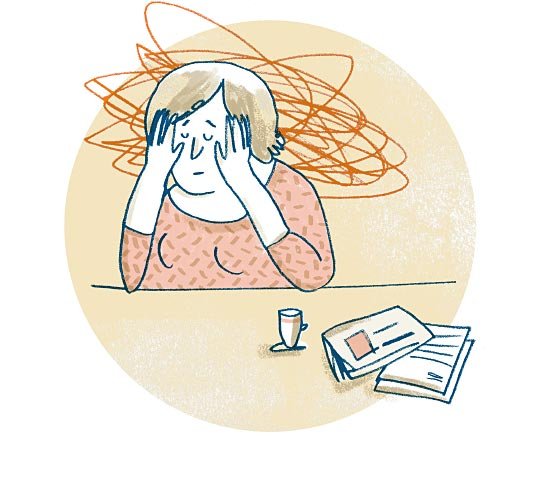 Eine Mutter sitzt am Tisch und hat den Kopf in die Hände gestützt. Sie scheint erschöpft zu sein oder sich Sorgen zu machen. Vor ihr auf dem Tisch sind eine Tasse und verschiedene Briefe.