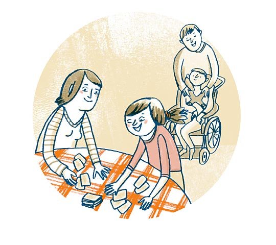 An einem Tisch sitzen Mutter und Tochter. Sie spielen Karten. Im Hintergrund sitzt der Bruder im Rollstuhl. Hinter ihm steht sein Vater. Er hat die Arme um seine Schultern gelegt. Die ganze Familie lächelt.