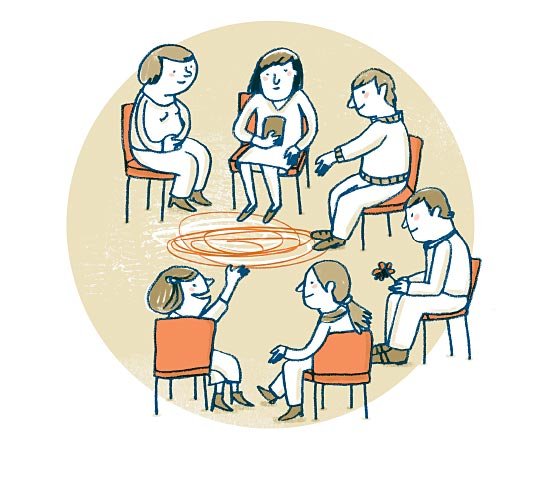 Sechs Menschen sitzen in einem Halbkreis auf Stühlen und unterhalten sich miteinander.