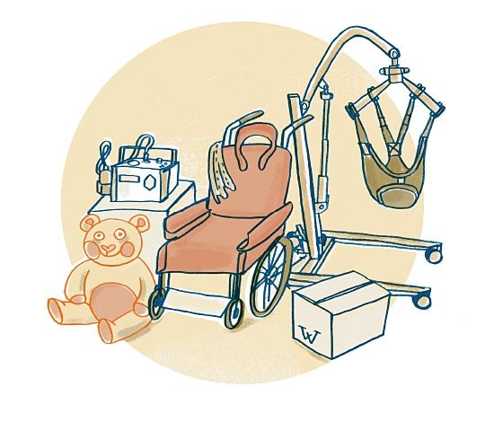 Verschiedene Gegenstände sind von links nach rechts zu sehen: ein medizinisches Gerät, ein Teddybär, ein Rollstuhl, ein Karton sowie ein Lifter.