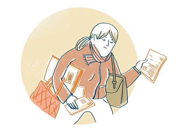 Eine Frau läuft und ist an beiden Armen schwer beladen mit Taschen. Sie hält mehrere Zettel und Umschläge in den Händen und scheint es eilig zu haben.