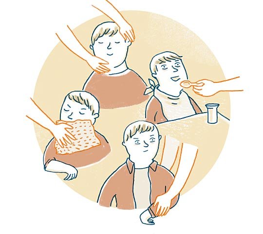 Ein Kind ist in 4 verschiedenen Handlungen zu sehen: Der Kopf des Kindes wird ausgerichtet, es wird gefüttert, der Arm wird abgelegt und ihm wird der Mund abgewischt.