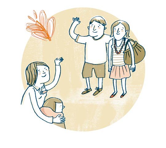 Eine Pflegekraft legt ihren Arm um ein Kind im Rollstuhl. Vor ihnen stehen die Eltern des Kindes. Die Mutter hat eine Reisetasche über der Schulter. Der Vater winkt ihrem Kind und der Pflegekraft zu und diese winkt zurück.