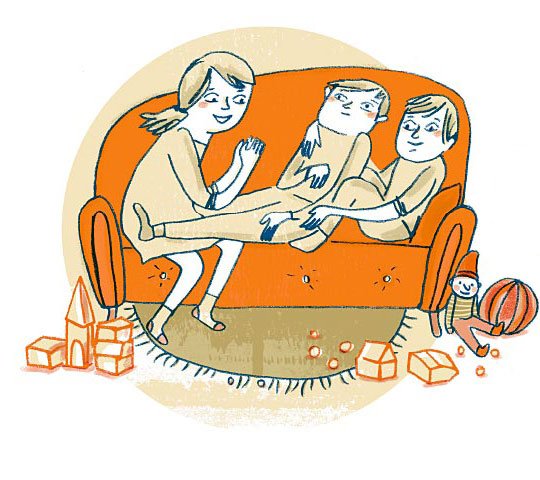 Eine Mutter sitzt mit ihrem Kind mit Hirnschädigung sowie einem Geschwisterkind auf dem Sofa. Links sitzt die Mutter, rechts das Geschwisterkind. Das Kind mit erworbener Hirnschädigung sitzt in der Mitte und lehnt sich dabei am Geschwisterkind an.