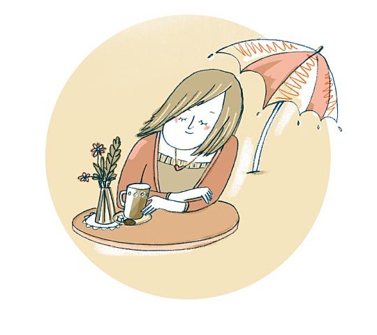 Eine Frau sitzt an einem Tisch. Auf dem Tisch stehen eine Vase und eine Tasse mit einer Untertasse. Auf der Untertasse liegen ein Stück Zucker und ein Keks. Neben der Frau steht ein aufgespannter Schirm. Die Frau lächelt leicht.