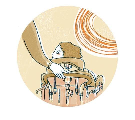 Ein Kind im Rollstuhl ist von hinten zu sehen. Es hat den Kopf leicht zur Seite gedreht und ist der Person zugewandt, die den Rollstuhl schiebt. Von dieser Person sieht man nur die rechte Hand an der Lehne des Rollstuhls.