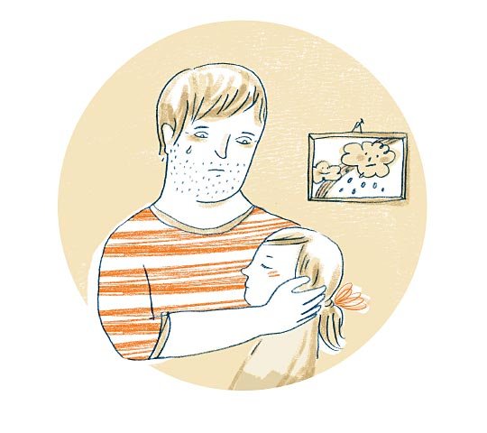 Ein Vater hält seine Tochter in den Armen. Sie hat die Augen geschlossen und eine Schleife im Haar. Man sieht nur ihren Kopf und einen Teil vom Oberkörper. Dem Vater läuft eine Träne die Wange herunter.