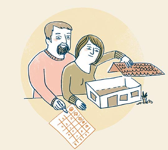Eltern sitzen vor dem Modell eines Hauses. Die Mutter hebt das Dach an und sie schauen hinein. Vor ihnen liegt eine Checkliste.