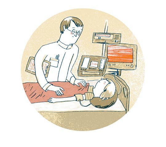 Ein Kind liegt mit geschlossenen Augen auf einem Krankenhausbett. Hinter dem Bett sind zahlreiche Geräte und Monitore zu sehen. Ein Arzt mit Brille und Klemmbrett steht neben dem Bett und legt seine Hände auf das Kind.