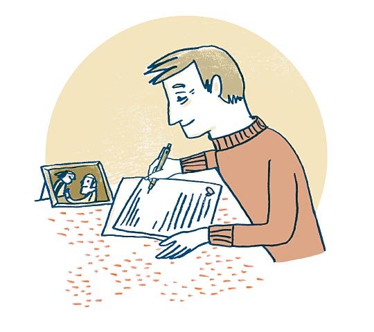 Ein Mann sitzt an einem Tisch. Er hält einen Stift in der Hand. Vor ihm liegt ein Blatt Papier mit beschriebenen Zeilen. Auf dem Tisch steht ein Bilderrahmen mit einem Foto. Man sieht einen Mann, der ein Kind trägt und es nach oben in die Luft streckt.