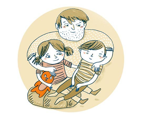 Ein Mädchen sitzt auf einem Kissen. Auf ihrem Schoß sitzt ihr Bruder mit Beeinträchtigung. Ihr Vater steht dahinter. Er umarmt beide Kinder. Das Mädchen hält in der einen Hand einen Teddybären. Ihre andere Hand hat sie um ihren Bruder gelegt.